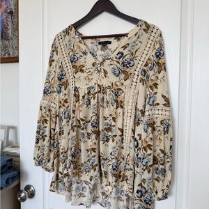 Beautiful cream and blue floral spring top AE xs but runs larger